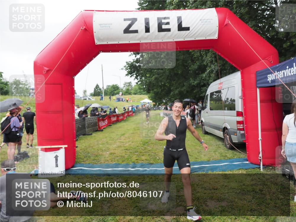 21.06.2025 - 27. Vierlanden-Triathlon MichiJ http://msf.ph/oto/8046107 15.06.2026 13:58:10 Ziel 1116 meine-sportfotos.de
