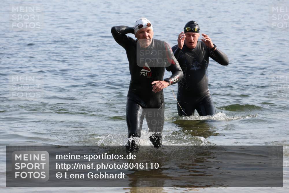 15.06.2025 - 27. Vierlanden-Triathlon Lena Gebhardt http://msf.ph/oto/8046110 15.06.2025 08:42:01 Schwimmen 121, 128 meine-sportfotos.de