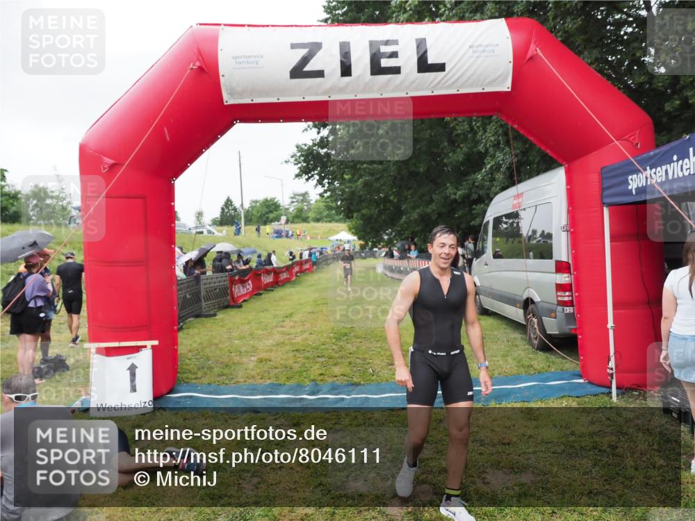 21.06.2025 - 27. Vierlanden-Triathlon MichiJ http://msf.ph/oto/8046111 15.06.2026 13:58:11 Ziel 22, 1116 meine-sportfotos.de
