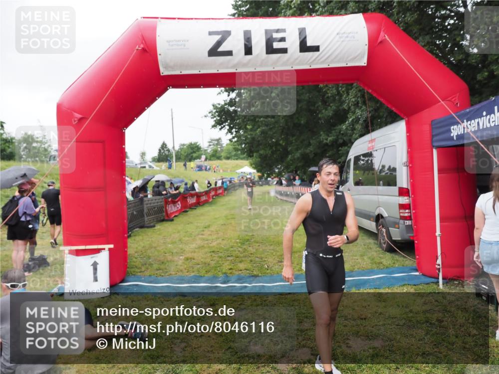 21.06.2025 - 27. Vierlanden-Triathlon MichiJ http://msf.ph/oto/8046116 15.06.2026 13:58:11 Ziel 22, 1116 meine-sportfotos.de