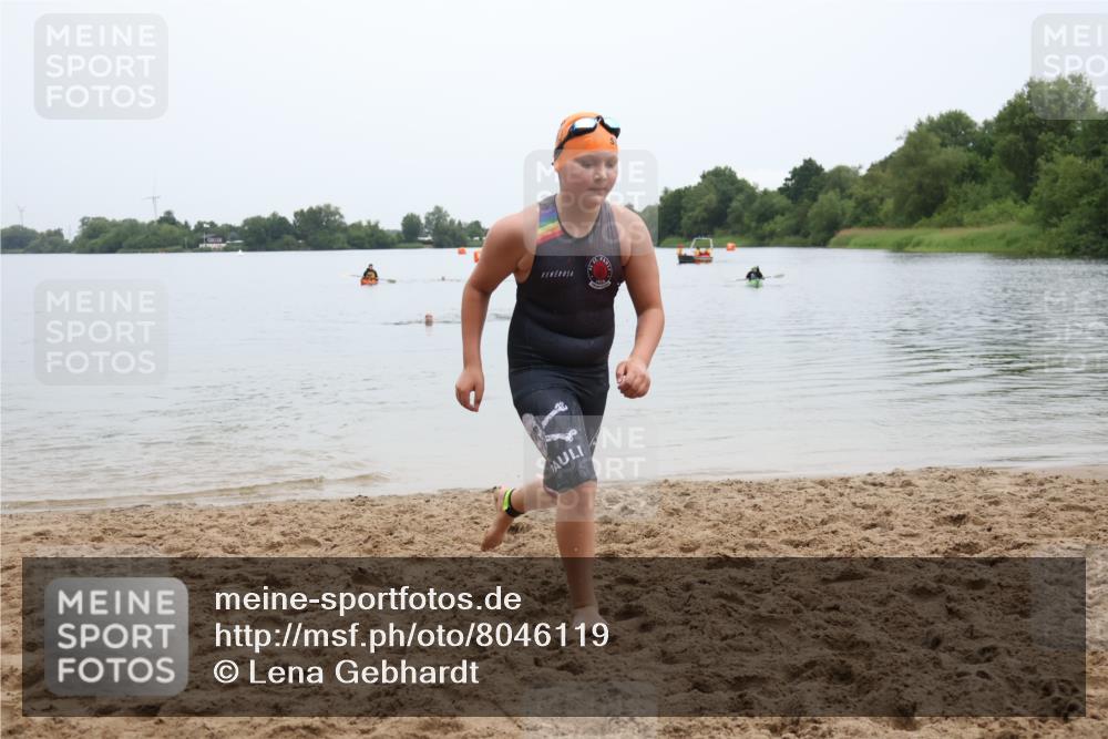 21.06.2025 - 27. Vierlanden-Triathlon Lena Gebhardt http://msf.ph/oto/8046119 15.06.2025 14:52:23 Schwimmen 1361 meine-sportfotos.de