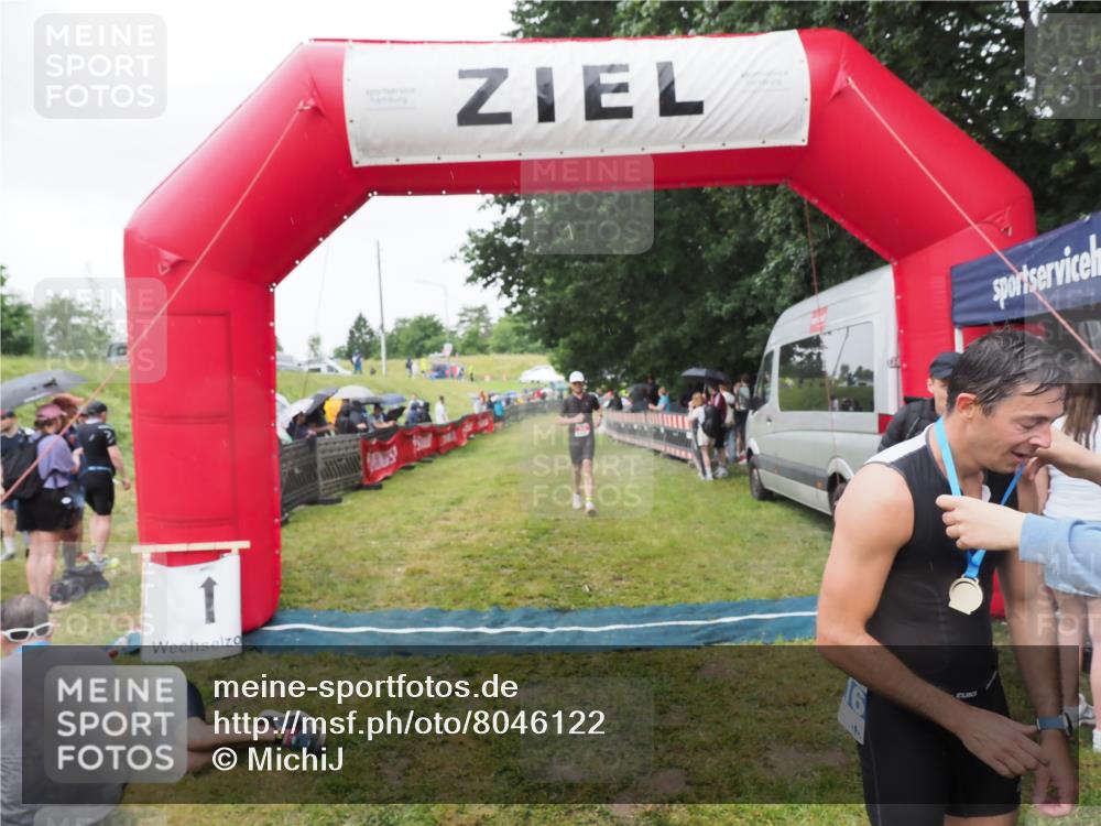 21.06.2025 - 27. Vierlanden-Triathlon MichiJ http://msf.ph/oto/8046122 15.06.2026 13:58:13 Ziel 22, 1116 meine-sportfotos.de