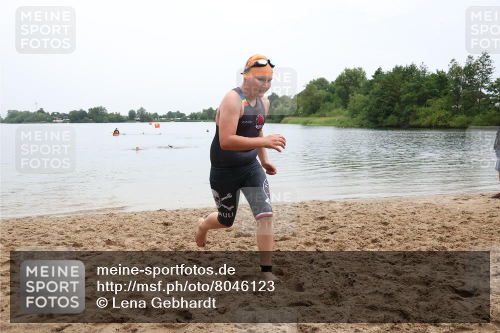 21.06.2025 - 27. Vierlanden-Triathlon Lena Gebhardt http://msf.ph/oto/8046123 15.06.2025 14:52:24 Schwimmen 1361 meine-sportfotos.de