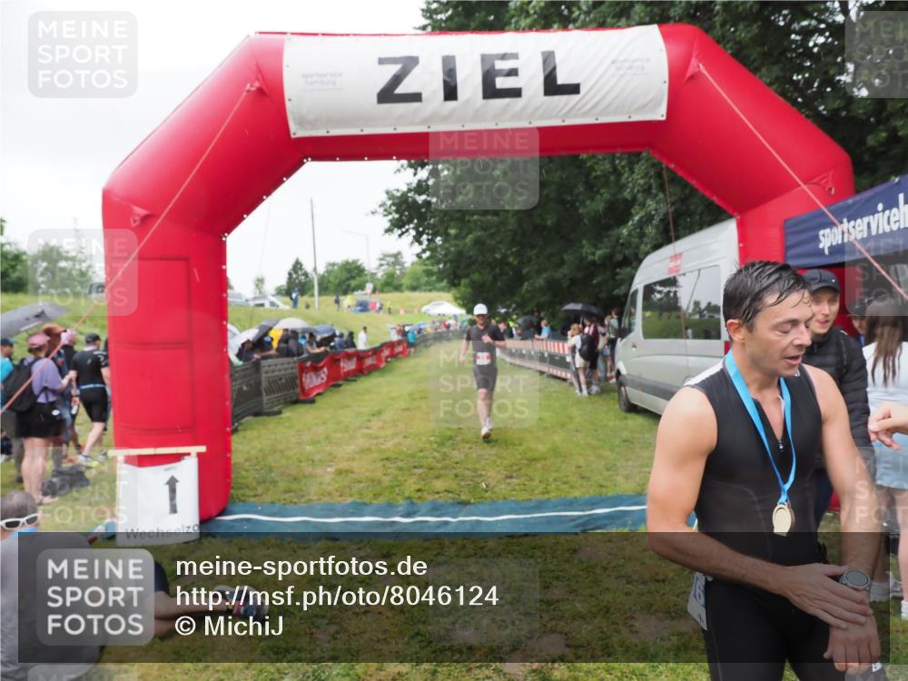 21.06.2025 - 27. Vierlanden-Triathlon MichiJ http://msf.ph/oto/8046124 15.06.2026 13:58:14 Ziel 22, 1116 meine-sportfotos.de