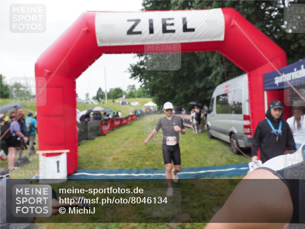 21.06.2025 - 27. Vierlanden-Triathlon MichiJ http://msf.ph/oto/8046134 15.06.2026 13:58:16 Ziel 22, 1116 meine-sportfotos.de