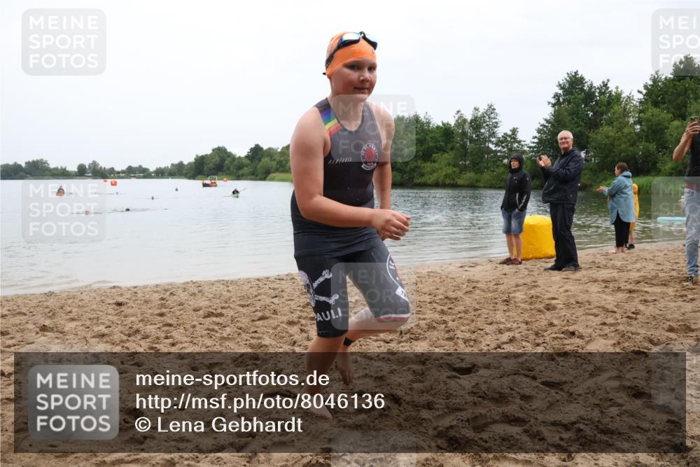21.06.2025 - 27. Vierlanden-Triathlon Lena Gebhardt http://msf.ph/oto/8046136 15.06.2025 14:52:24 Schwimmen 1361 meine-sportfotos.de