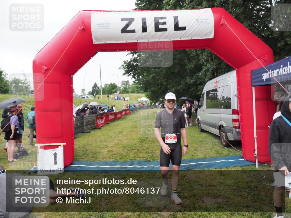 21.06.2025 - 27. Vierlanden-Triathlon MichiJ http://msf.ph/oto/8046137 15.06.2026 13:58:16 Ziel 22, 1116 meine-sportfotos.de