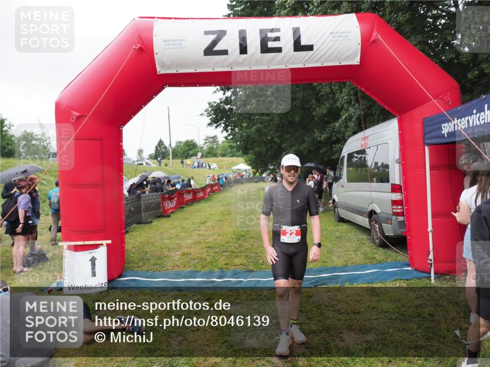 21.06.2025 - 27. Vierlanden-Triathlon MichiJ http://msf.ph/oto/8046139 15.06.2026 13:58:17 Ziel 22 meine-sportfotos.de