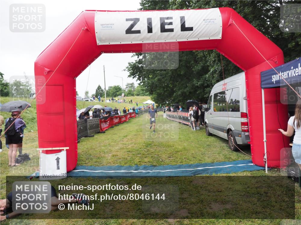 21.06.2025 - 27. Vierlanden-Triathlon MichiJ http://msf.ph/oto/8046144 15.06.2026 13:58:32 Ziel 838 meine-sportfotos.de