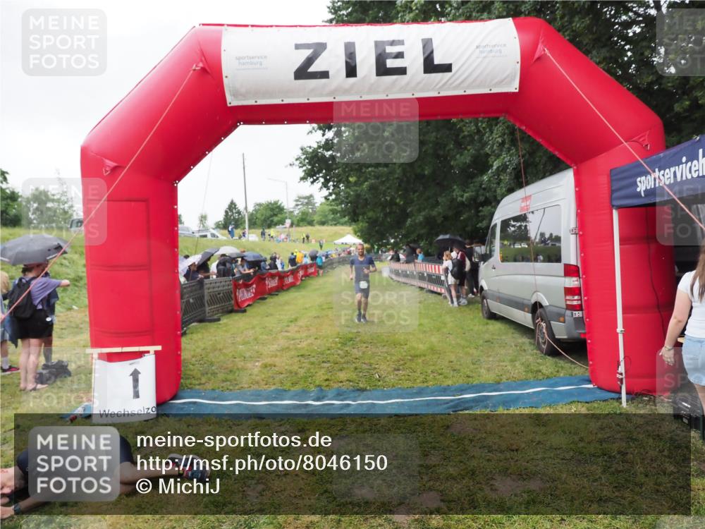 21.06.2025 - 27. Vierlanden-Triathlon MichiJ http://msf.ph/oto/8046150 15.06.2026 13:58:32 Ziel 838 meine-sportfotos.de