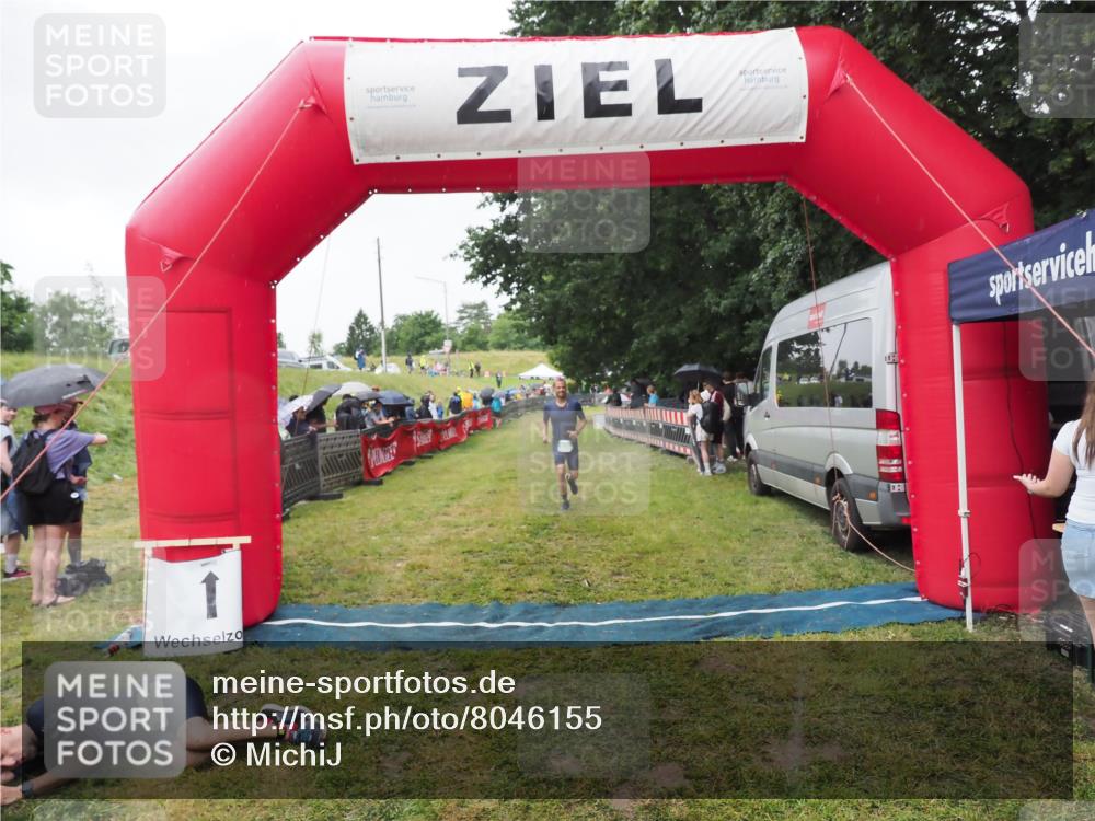 21.06.2025 - 27. Vierlanden-Triathlon MichiJ http://msf.ph/oto/8046155 15.06.2026 13:58:33 Ziel 838 meine-sportfotos.de