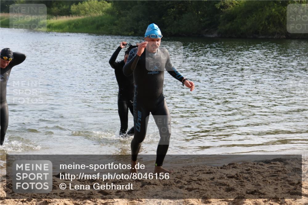 15.06.2025 - 27. Vierlanden-Triathlon Lena Gebhardt http://msf.ph/oto/8046156 15.06.2025 08:42:05 Schwimmen 71, 121, 128, 135 meine-sportfotos.de