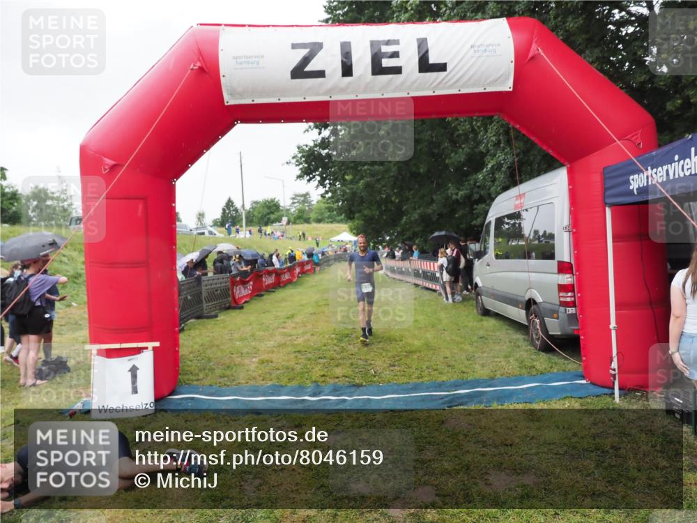 21.06.2025 - 27. Vierlanden-Triathlon MichiJ http://msf.ph/oto/8046159 15.06.2026 13:58:33 Ziel 838 meine-sportfotos.de