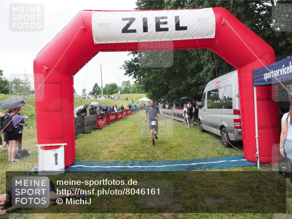 21.06.2025 - 27. Vierlanden-Triathlon MichiJ http://msf.ph/oto/8046161 15.06.2026 13:58:33 Ziel 838 meine-sportfotos.de