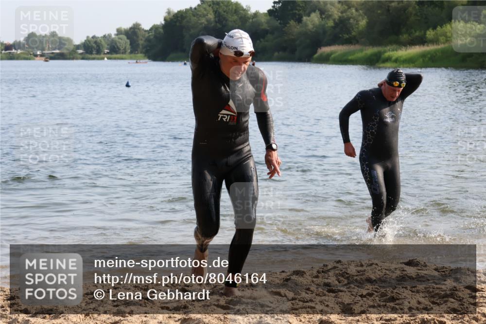 15.06.2025 - 27. Vierlanden-Triathlon Lena Gebhardt http://msf.ph/oto/8046164 15.06.2025 08:42:06 Schwimmen 71, 121, 128, 135, 191 meine-sportfotos.de