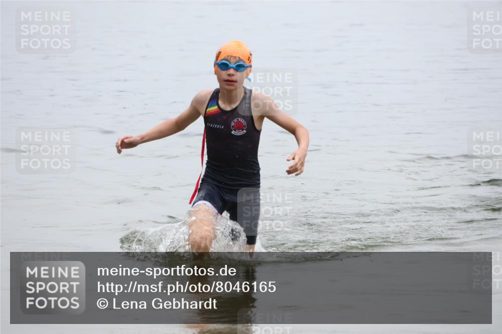21.06.2025 - 27. Vierlanden-Triathlon Lena Gebhardt http://msf.ph/oto/8046165 15.06.2025 14:52:49 Schwimmen 1358, 1370 meine-sportfotos.de