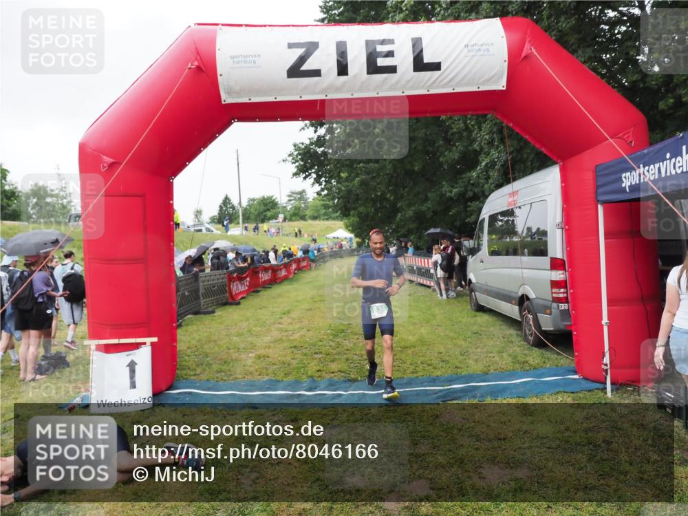21.06.2025 - 27. Vierlanden-Triathlon MichiJ http://msf.ph/oto/8046166 15.06.2026 13:58:34 Ziel 838 meine-sportfotos.de
