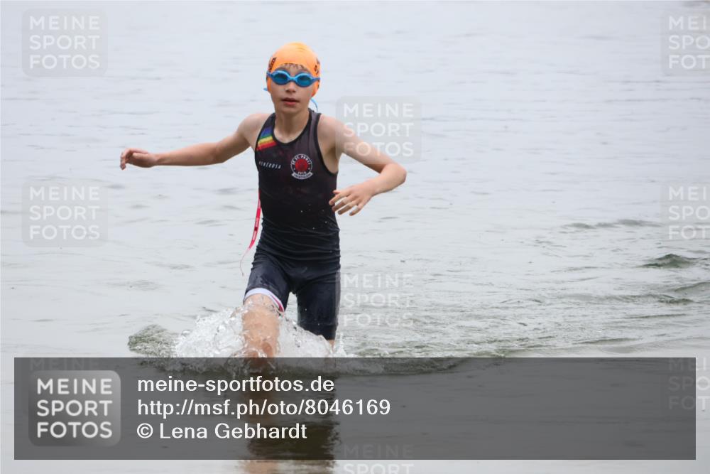 21.06.2025 - 27. Vierlanden-Triathlon Lena Gebhardt http://msf.ph/oto/8046169 15.06.2025 14:52:49 Schwimmen 1358, 1370 meine-sportfotos.de