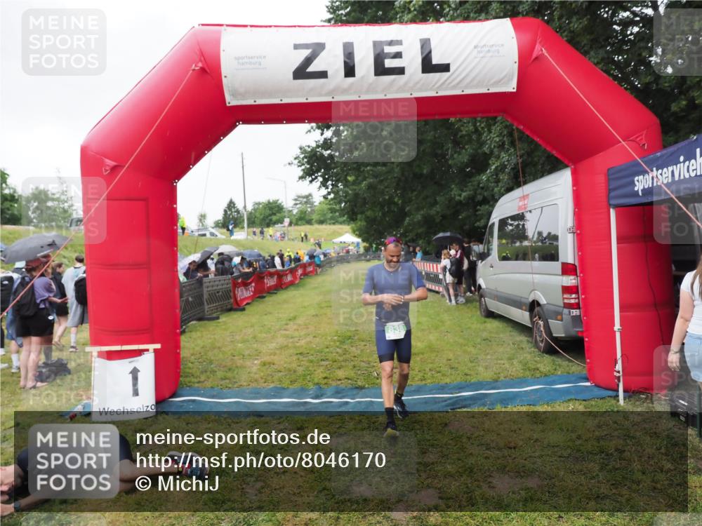 21.06.2025 - 27. Vierlanden-Triathlon MichiJ http://msf.ph/oto/8046170 15.06.2026 13:58:35 Ziel 838 meine-sportfotos.de