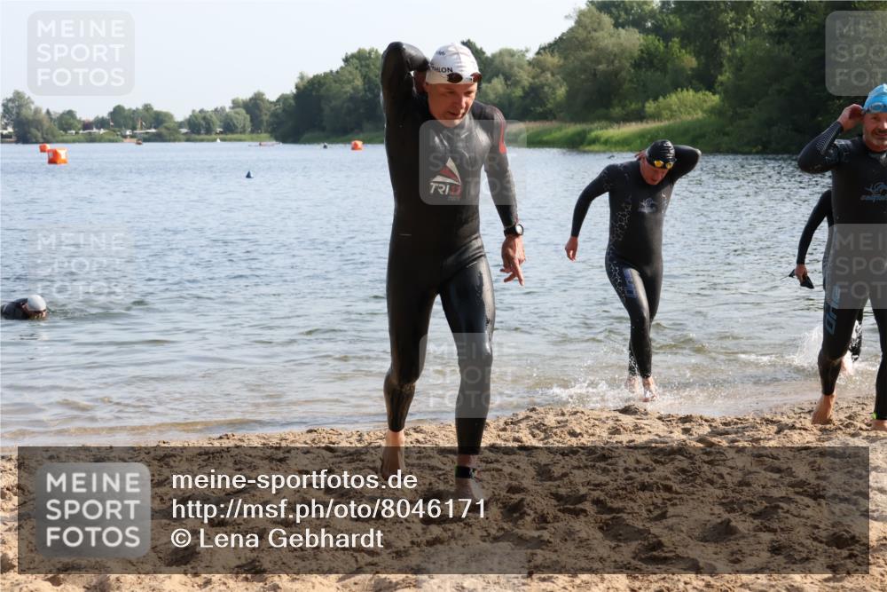 15.06.2025 - 27. Vierlanden-Triathlon Lena Gebhardt http://msf.ph/oto/8046171 15.06.2025 08:42:07 Schwimmen 71, 121, 128, 135, 191 meine-sportfotos.de