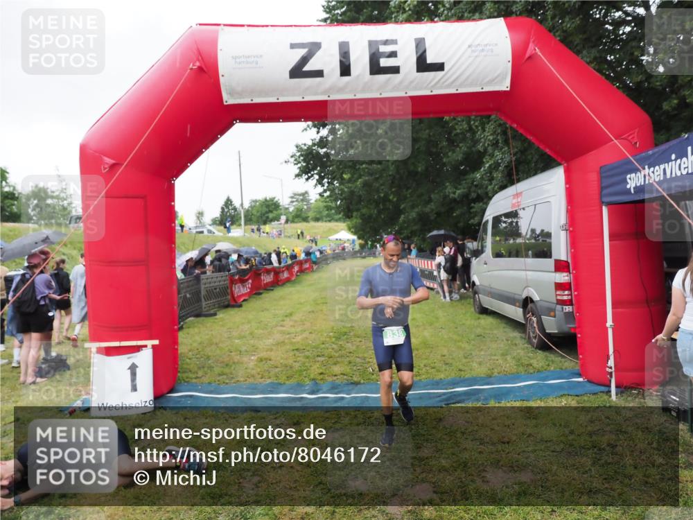 21.06.2025 - 27. Vierlanden-Triathlon MichiJ http://msf.ph/oto/8046172 15.06.2026 13:58:35 Ziel 838 meine-sportfotos.de