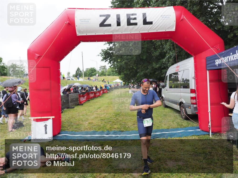 21.06.2025 - 27. Vierlanden-Triathlon MichiJ http://msf.ph/oto/8046179 15.06.2026 13:58:36 Ziel 838 meine-sportfotos.de