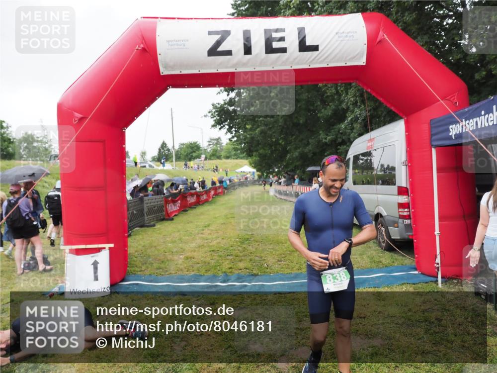 21.06.2025 - 27. Vierlanden-Triathlon MichiJ http://msf.ph/oto/8046181 15.06.2026 13:58:37 Ziel 838 meine-sportfotos.de