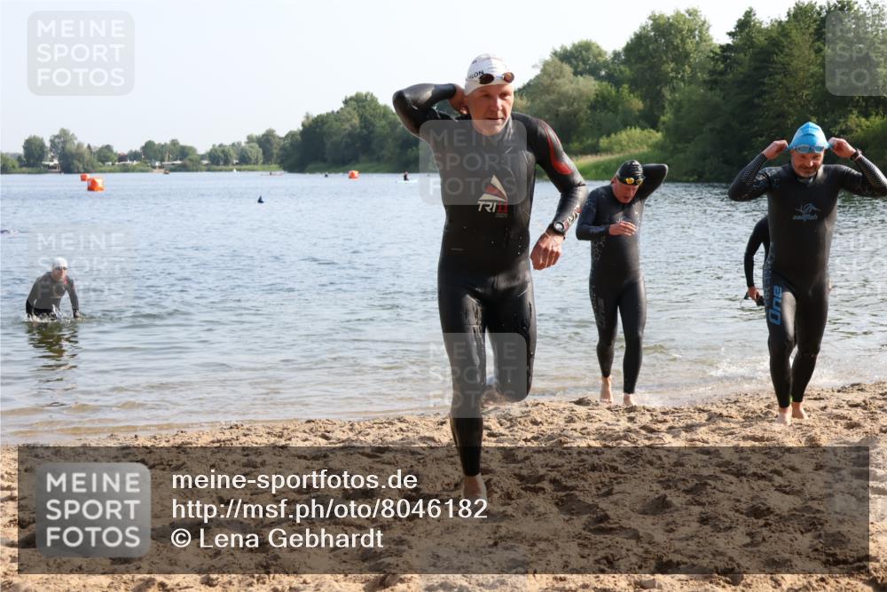 15.06.2025 - 27. Vierlanden-Triathlon Lena Gebhardt http://msf.ph/oto/8046182 15.06.2025 08:42:07 Schwimmen 71, 121, 128, 135, 191 meine-sportfotos.de