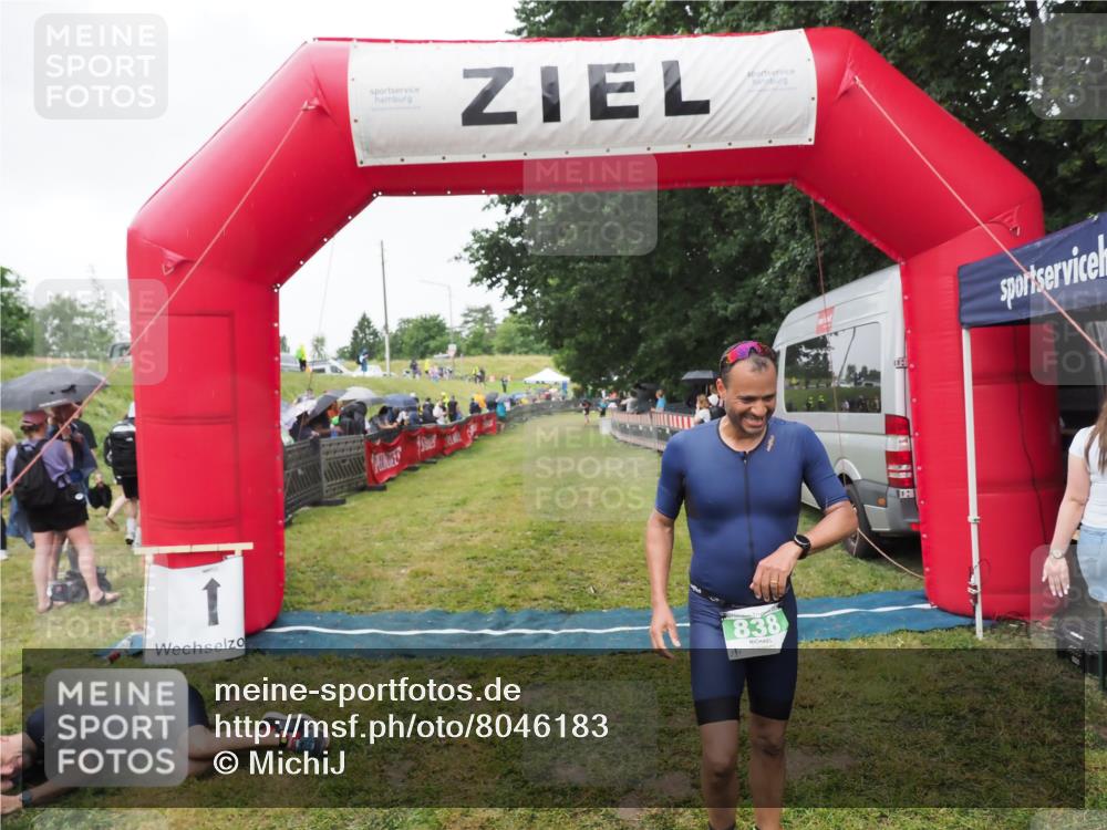 21.06.2025 - 27. Vierlanden-Triathlon MichiJ http://msf.ph/oto/8046183 15.06.2026 13:58:37 Ziel 838 meine-sportfotos.de