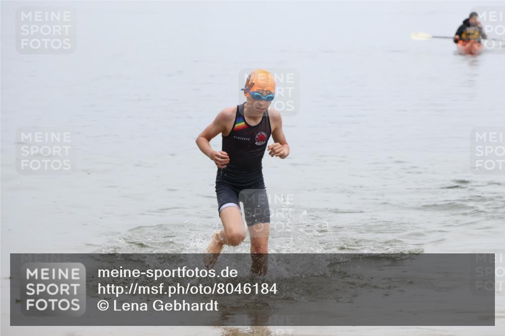 21.06.2025 - 27. Vierlanden-Triathlon Lena Gebhardt http://msf.ph/oto/8046184 15.06.2025 14:52:50 Schwimmen 1358, 1370 meine-sportfotos.de