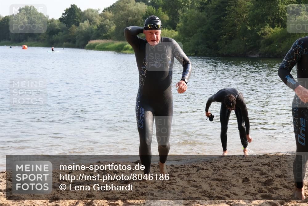 15.06.2025 - 27. Vierlanden-Triathlon Lena Gebhardt http://msf.ph/oto/8046186 15.06.2025 08:42:09 Schwimmen 71, 121, 128, 135, 191 meine-sportfotos.de