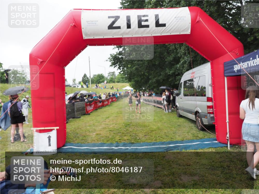 21.06.2025 - 27. Vierlanden-Triathlon MichiJ http://msf.ph/oto/8046187 15.06.2026 13:58:44 Ziel 1156, 1400 meine-sportfotos.de
