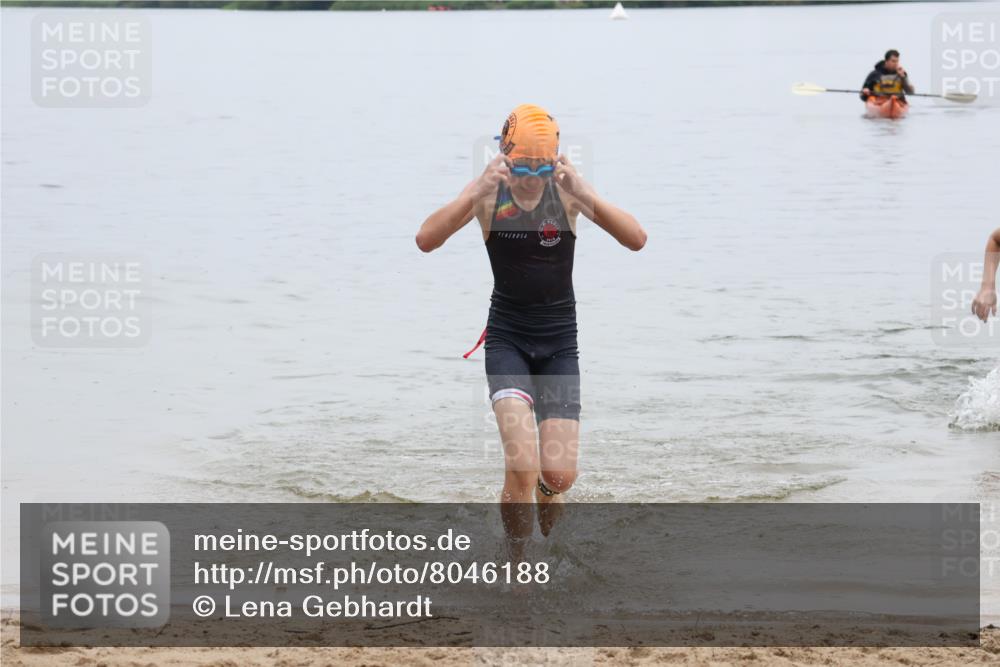 21.06.2025 - 27. Vierlanden-Triathlon Lena Gebhardt http://msf.ph/oto/8046188 15.06.2025 14:52:51 Schwimmen 1358, 1370 meine-sportfotos.de