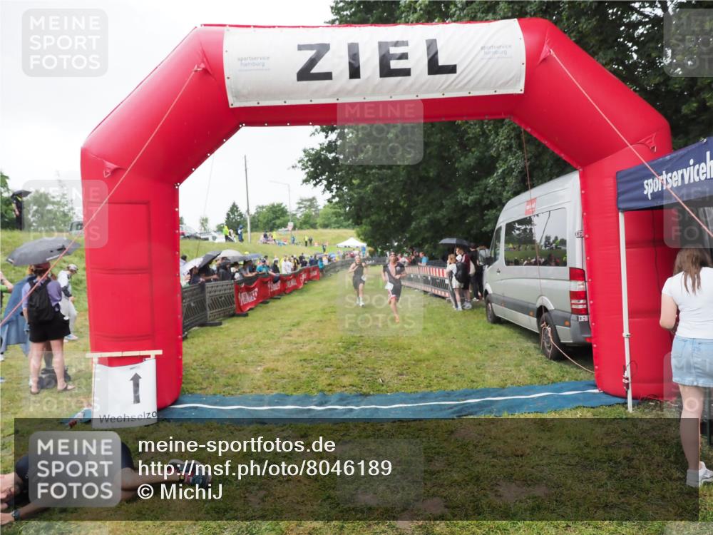 21.06.2025 - 27. Vierlanden-Triathlon MichiJ http://msf.ph/oto/8046189 15.06.2026 13:58:45 Ziel 1156, 1400 meine-sportfotos.de