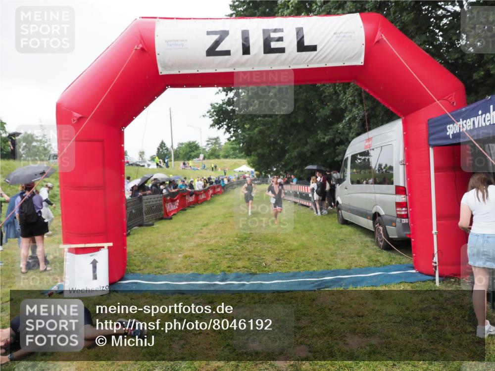 21.06.2025 - 27. Vierlanden-Triathlon MichiJ http://msf.ph/oto/8046192 15.06.2026 13:58:45 Ziel 1156, 1400 meine-sportfotos.de