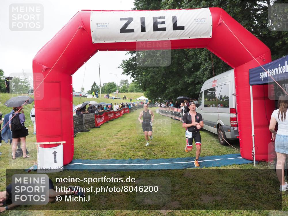 21.06.2025 - 27. Vierlanden-Triathlon MichiJ http://msf.ph/oto/8046200 15.06.2026 13:58:47 Ziel 1156, 1400 meine-sportfotos.de