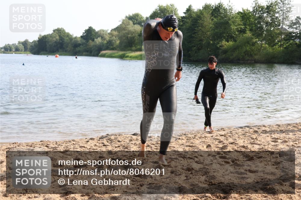 15.06.2025 - 27. Vierlanden-Triathlon Lena Gebhardt http://msf.ph/oto/8046201 15.06.2025 08:42:10 Schwimmen 71, 121, 128, 135, 191 meine-sportfotos.de