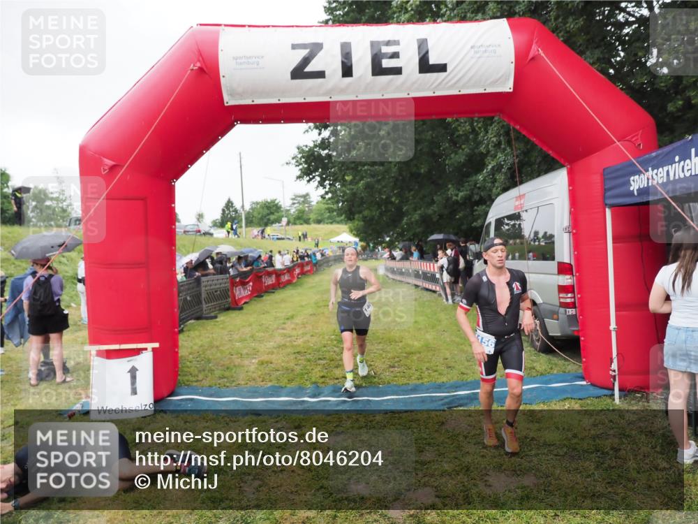 21.06.2025 - 27. Vierlanden-Triathlon MichiJ http://msf.ph/oto/8046204 15.06.2026 13:58:47 Ziel 1156, 1400 meine-sportfotos.de
