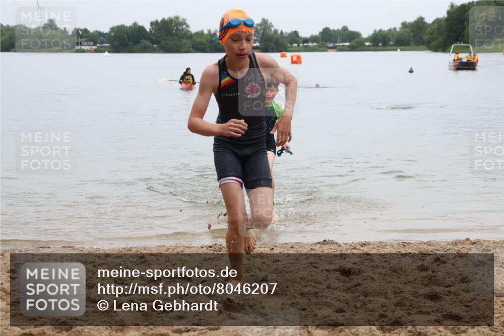 21.06.2025 - 27. Vierlanden-Triathlon Lena Gebhardt http://msf.ph/oto/8046207 15.06.2025 14:52:53 Schwimmen 1358, 1370 meine-sportfotos.de