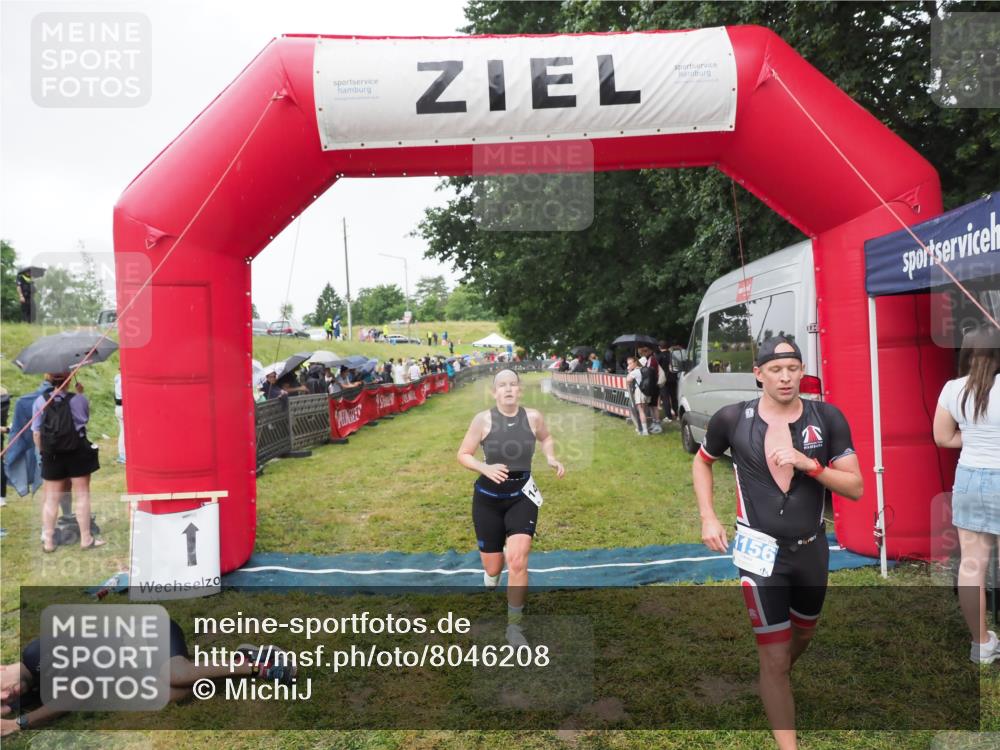 21.06.2025 - 27. Vierlanden-Triathlon MichiJ http://msf.ph/oto/8046208 15.06.2026 13:58:48 Ziel 1156, 1400 meine-sportfotos.de