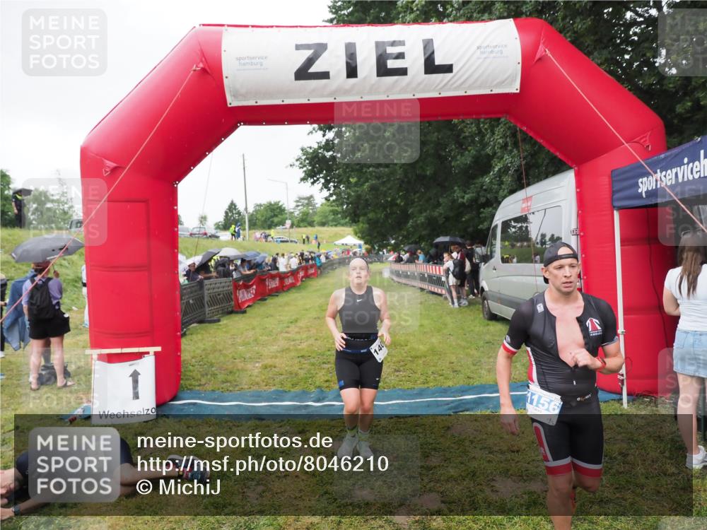 21.06.2025 - 27. Vierlanden-Triathlon MichiJ http://msf.ph/oto/8046210 15.06.2026 13:58:48 Ziel 1156, 1400 meine-sportfotos.de