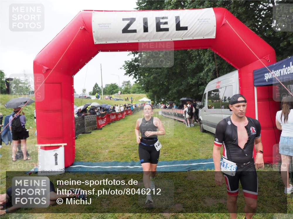 21.06.2025 - 27. Vierlanden-Triathlon MichiJ http://msf.ph/oto/8046212 15.06.2026 13:58:48 Ziel 1156, 1400 meine-sportfotos.de