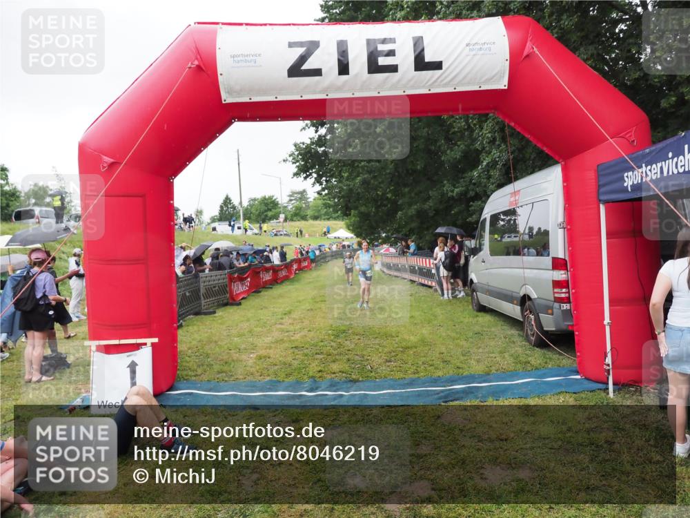 21.06.2025 - 27. Vierlanden-Triathlon MichiJ http://msf.ph/oto/8046219 15.06.2026 13:59:15 Ziel 915 meine-sportfotos.de