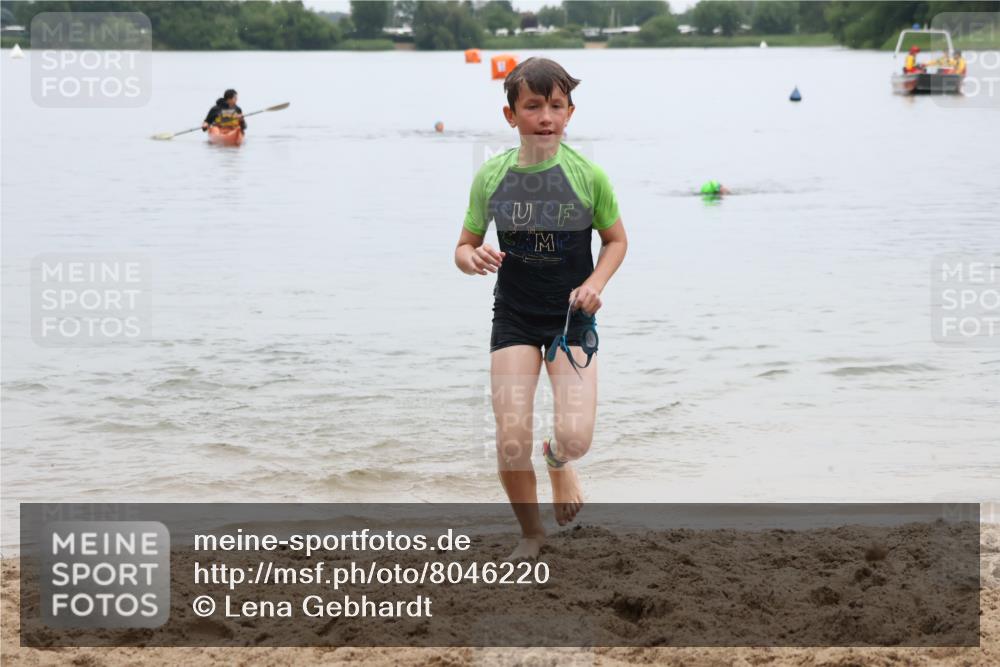 21.06.2025 - 27. Vierlanden-Triathlon Lena Gebhardt http://msf.ph/oto/8046220 15.06.2025 14:52:54 Schwimmen 1358, 1370 meine-sportfotos.de