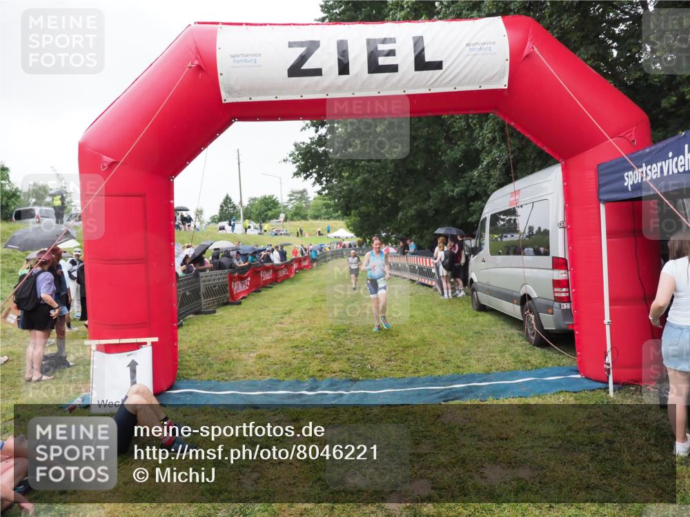 21.06.2025 - 27. Vierlanden-Triathlon MichiJ http://msf.ph/oto/8046221 15.06.2026 13:59:16 Ziel 914, 915 meine-sportfotos.de
