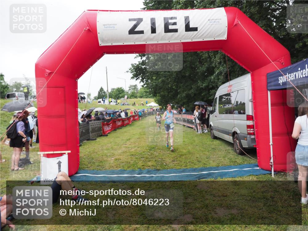 21.06.2025 - 27. Vierlanden-Triathlon MichiJ http://msf.ph/oto/8046223 15.06.2026 13:59:16 Ziel 914, 915 meine-sportfotos.de
