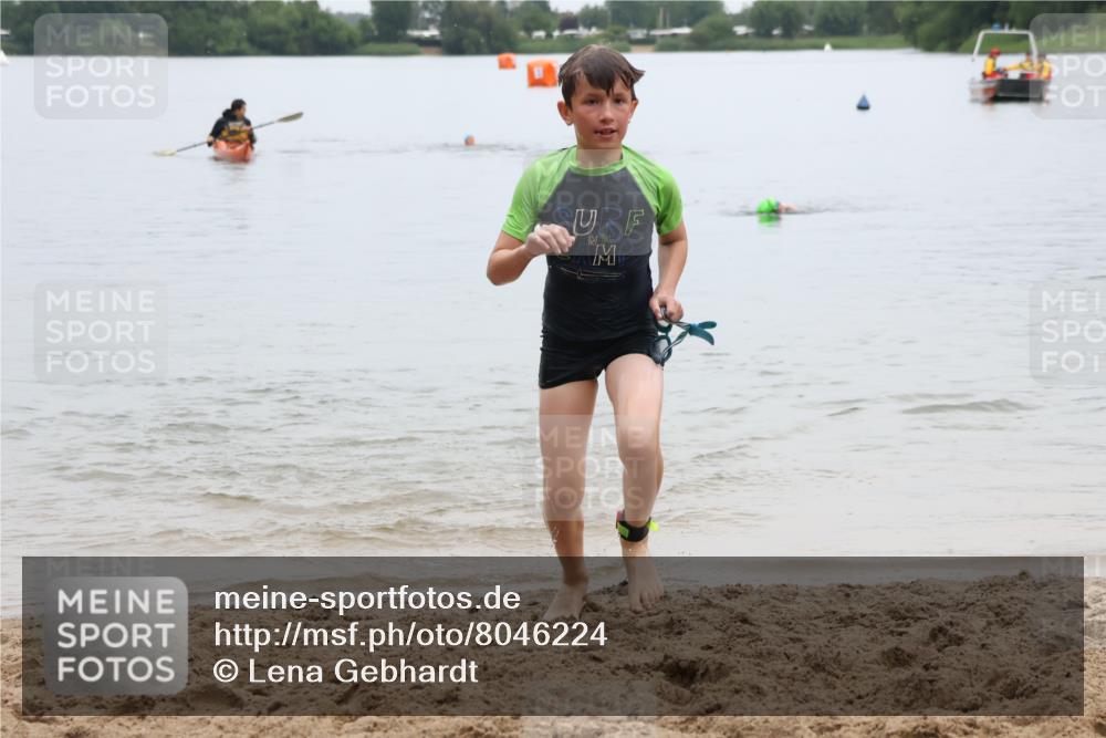 21.06.2025 - 27. Vierlanden-Triathlon Lena Gebhardt http://msf.ph/oto/8046224 15.06.2025 14:52:55 Schwimmen 1358, 1370 meine-sportfotos.de