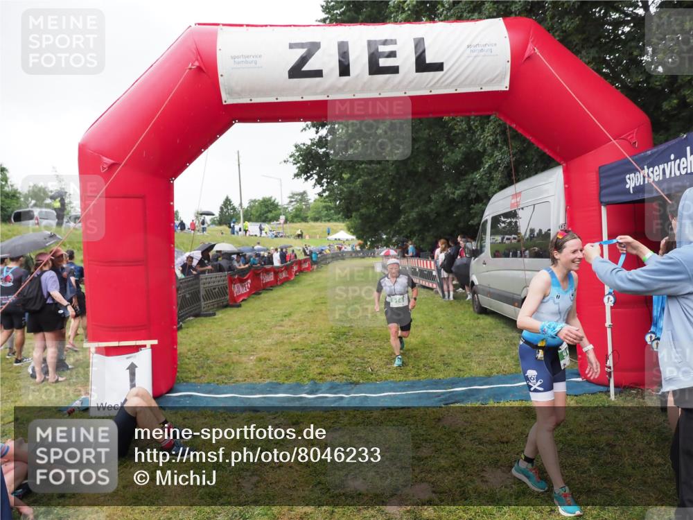 21.06.2025 - 27. Vierlanden-Triathlon MichiJ http://msf.ph/oto/8046233 15.06.2026 13:59:20 Ziel 914, 915 meine-sportfotos.de