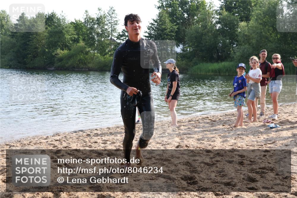 15.06.2025 - 27. Vierlanden-Triathlon Lena Gebhardt http://msf.ph/oto/8046234 15.06.2025 08:42:14 Schwimmen 71, 121, 128, 135, 191 meine-sportfotos.de