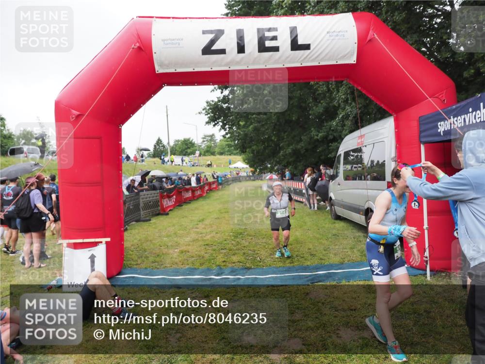 21.06.2025 - 27. Vierlanden-Triathlon MichiJ http://msf.ph/oto/8046235 15.06.2026 13:59:20 Ziel 914, 915 meine-sportfotos.de